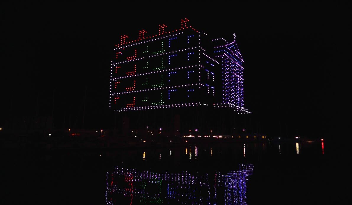 Bâtiment dessiné en lumières colorées par les drones