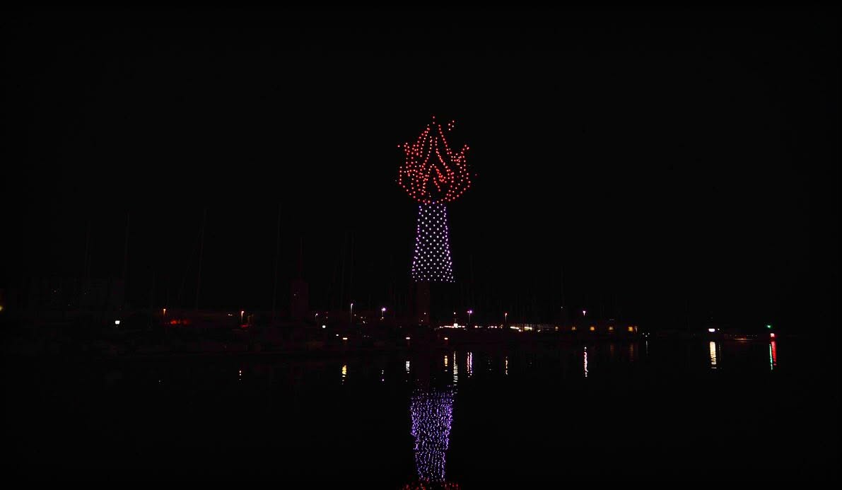 Flamme géante dessinée par un spectacle de drones